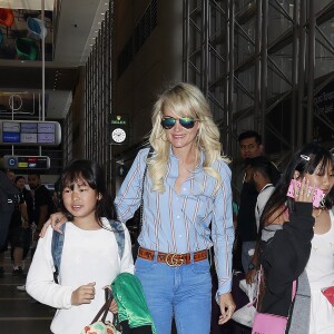 Semi-exclusif - Laeticia Hallyday et ses filles Jade et Joy arrivent à l'aéroport de LAX à Los Angeles pour prendre un vol pour la France le 13 juin 2019. Laeticia a enregistré ses baggages au comptoir d'Air France avant de retirer de l'argent à un distributeur automatique de billets pour donner un pourboire au porteur de ses valises. Laeticia Hallyday sera présente le samedi 15 juin à Toulouse pour l'inauguration de l'esplanade qui portera le nom de Johnny Hallyday, devant la salle de concert du Zénith. Elle passera par la suite une dizaine de jours en France avant de repartir pour Saint-Barthélemy.