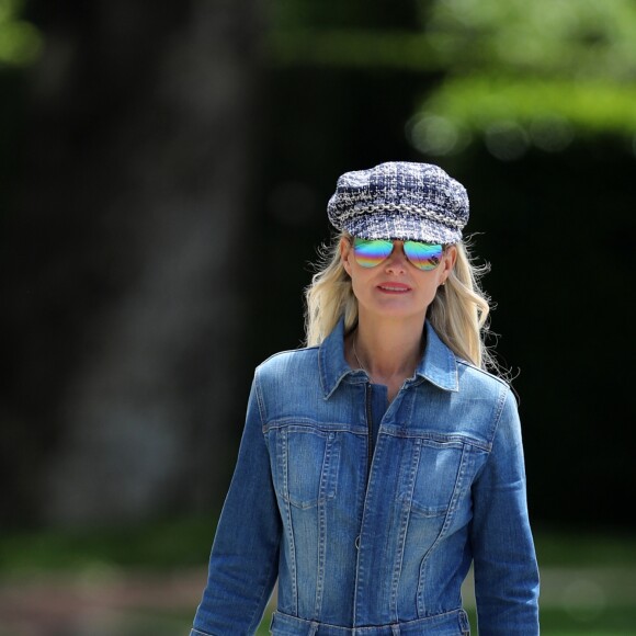 Laeticia Hallyday - Les filles de L.Hallyday et deux amies d'école vendent de la limonade pour collecter des fonds pour l'association de leur mère au Vietnam, devant la villa de Pacific Palisades, Los Angeles, Californie Etats-Unis, le 18 mai 2019. Les filles se sont fixer un objectif de 150 dollars, et elles vendront tout de même pour plus de 130 dollars de limonade et gâteaux dans la matinée, aux voitures qui passent devant la villa, des gens du quartier ou des ouvriers qui donnent, volontiers plus que les 1 dollar de limonade ou les 2 dollars d'une part de gâteau, pour la juste cause, et aussi au voisinage puisque le fils de K.Hudson a traversé la rue pour venir au stand de limonade et semble bien connaitre Jade notamment. L.Hallyday se joint aux filles un moment puis part promener les chiens Santos et Cheyenne dans le quartier avec M.Issartier. L.Hallyday quitte la villa dans l'après midi, dépose Jade avec son amie à Pacific Palisades pour qu'elles aillent faire du shopping entre copines et emmène Joy et sa chienne Cheyenne au restaurant "Nobu Malibu" accompagnée de M.Issartier et retrouve son amie Christina pour un lunch.