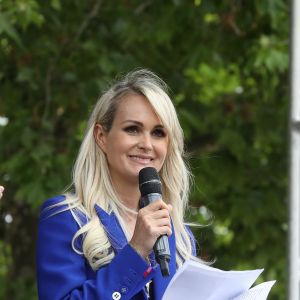 Laeticia Hallyday - Laeticia Hallyday et ses filles Jade et Joy inaugurent une esplanade portant le nom de Johnny Hallyday située en face du Zénith de Toulouse, le 15 juin 2019, date hautement symbolique puisque le rockeur aurait eu 76 ans. Laeticia a fait un discours poignant en hommage à son défunt mari et n'a pu retenir ses larmes face au public. Laeticia porte le pendentif crucifix de Johnny autour du cou. © Dominique Jacovides/Bestimage