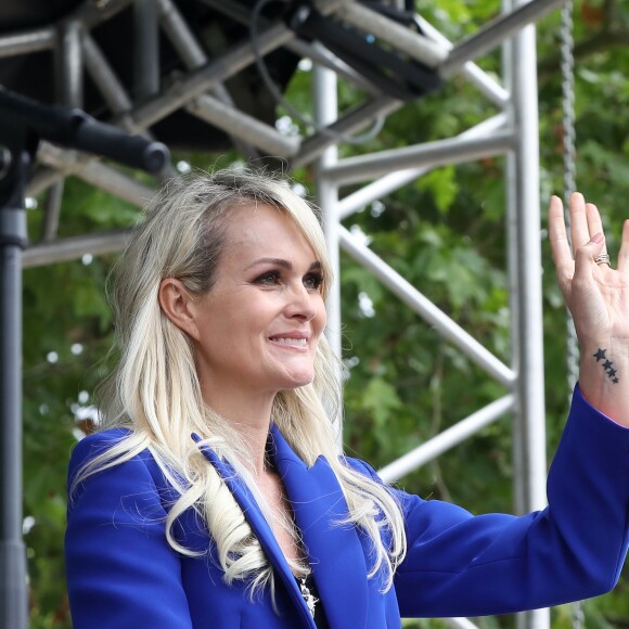 Laeticia Hallyday - Laeticia Hallyday et ses filles Jade et Joy inaugurent une esplanade portant le nom de Johnny Hallyday située en face du Zénith de Toulouse, le 15 juin 2019, date hautement symbolique puisque le rockeur aurait eu 76 ans. Laeticia a fait un discours poignant en hommage à son défunt mari et n'a pu retenir ses larmes face au public. Laeticia porte le pendentif crucifix de Johnny autour du cou. © Dominique Jacovides/Bestimage