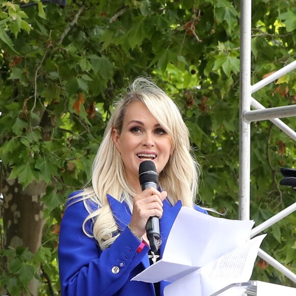 Laeticia Hallyday - Laeticia Hallyday et ses filles Jade et Joy inaugurent une esplanade portant le nom de Johnny Hallyday située en face du Zénith de Toulouse, le 15 juin 2019, date hautement symbolique puisque le rockeur aurait eu 76 ans. Laeticia a fait un discours poignant en hommage à son défunt mari et n'a pu retenir ses larmes face au public. Laeticia porte le pendentif crucifix de Johnny autour du cou. © Dominique Jacovides/Bestimage
