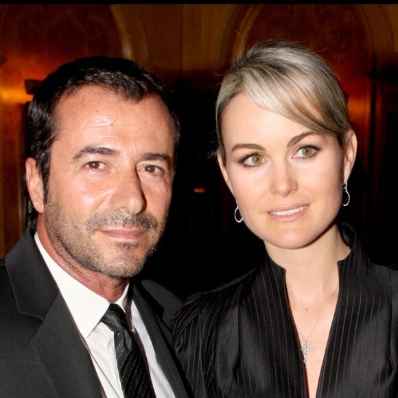 Bernard Montiel et Laeticia Hallyday lors d'une vente aux enchères au profit de l'Unicef, le 17 janvier 2008.