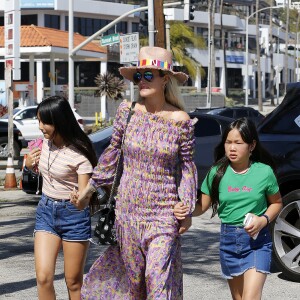 Laeticia Hallyday et ses filles Jade et Joy - Laeticia Hallyday et ses filles Jade et Joy arrivent au restaurant Gladstones pour déjeuner à Los Angeles, le 30 mars 2019.