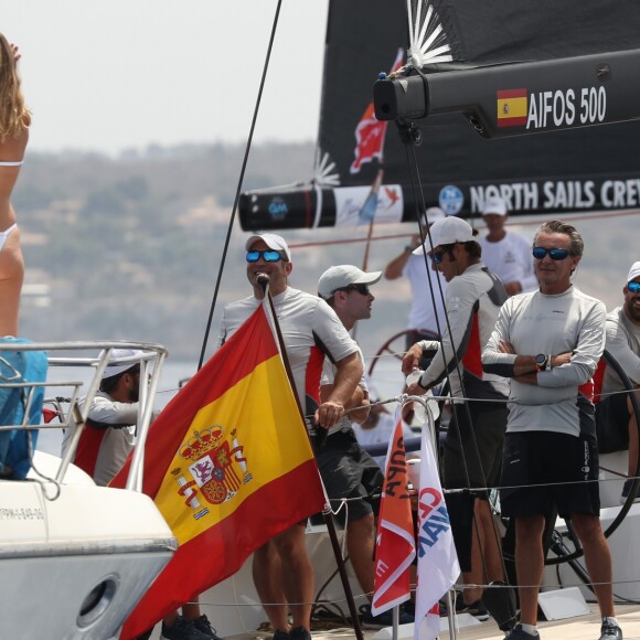 Le roi Felipe VI d'Espagne a croisé sa filleule Martina Jaudenes en pleine mer, le 1er août 2019 dans la baie de Palma de Majorque, alors qu'il s'apprêtait à entrer en compétition lors de la 38e Copa del Rey.