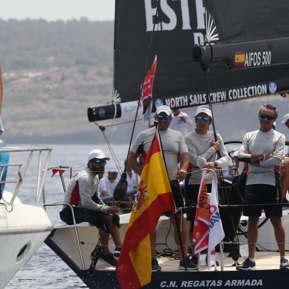 Le roi Felipe VI d'Espagne a croisé sa filleule Martina Jaudenes en pleine mer, le 1er août 2019 dans la baie de Palma de Majorque, alors qu'il s'apprêtait à entrer en compétition lors de la 38e Copa del Rey.