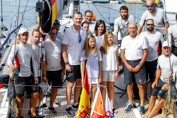 Le roi Felipe VI d'Espagne a reçu le 1er août 2019 le soutien de sa femme la reine Letizia et de leurs filles Leonor et Sofia avant d'embarquer à bord d'Aifos 500 pour disputer les manches du jour de la 38e Copa del Rey, à Palma de Majorque.
