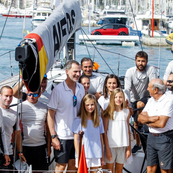 Le roi Felipe VI d'Espagne a reçu le 1er août 2019 le soutien de sa femme la reine Letizia et de leurs filles Leonor et Sofia avant d'embarquer à bord d'Aifos 500 pour disputer les manches du jour de la 38e Copa del Rey, à Palma de Majorque.