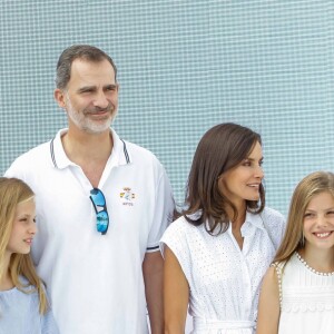 Le roi Felipe VI d'Espagne a reçu le 1er août 2019 le soutien de sa femme la reine Letizia et de leurs filles Leonor et Sofia avant d'embarquer à bord d'Aifos 500 pour disputer les manches du jour de la 38e Copa del Rey, à Palma de Majorque.