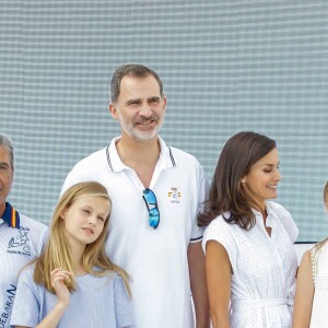 Le roi Felipe VI d'Espagne a reçu le 1er août 2019 le soutien de sa femme la reine Letizia et de leurs filles Leonor et Sofia avant d'embarquer à bord d'Aifos 500 pour disputer les manches du jour de la 38e Copa del Rey, à Palma de Majorque.