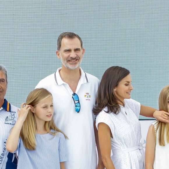 Le roi Felipe VI d'Espagne a reçu le 1er août 2019 le soutien de sa femme la reine Letizia et de leurs filles Leonor et Sofia avant d'embarquer à bord d'Aifos 500 pour disputer les manches du jour de la 38e Copa del Rey, à Palma de Majorque.