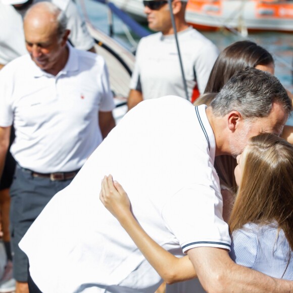 Le roi Felipe VI d'Espagne a reçu le 1er août 2019 le soutien de sa femme la reine Letizia et de leurs filles Leonor et Sofia avant d'embarquer à bord d'Aifos 500 pour disputer les manches du jour de la 38e Copa del Rey, à Palma de Majorque.