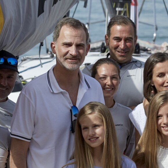 Le roi Felipe VI d'Espagne a reçu le 1er août 2019 le soutien de sa femme la reine Letizia et de leurs filles Leonor et Sofia avant d'embarquer à bord d'Aifos 500 pour disputer les manches du jour de la 38e Copa del Rey, à Palma de Majorque.