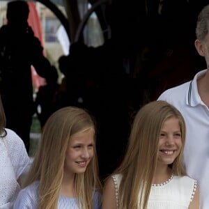 Le roi Felipe VI d'Espagne a reçu le 1er août 2019 le soutien de sa femme la reine Letizia et de leurs filles Leonor et Sofia avant d'embarquer à bord d'Aifos 500 pour disputer les manches du jour de la 38e Copa del Rey, à Palma de Majorque.