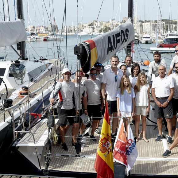 Le roi Felipe VI d'Espagne a reçu le 1er août 2019 le soutien de sa femme la reine Letizia et de leurs filles Leonor et Sofia avant d'embarquer à bord d'Aifos 500 pour disputer les manches du jour de la 38e Copa del Rey, à Palma de Majorque.