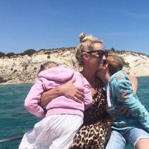 Elodie Gossuin partage des photos de sa famille (Bertrand, son mari et ses 4 enfants) sur son compte Instagram.