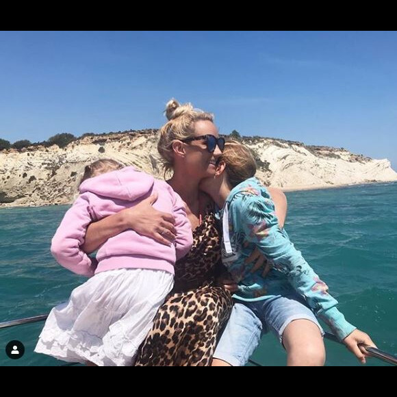 Elodie Gossuin partage des photos de sa famille (Bertrand, son mari et ses 4 enfants) sur son compte Instagram.