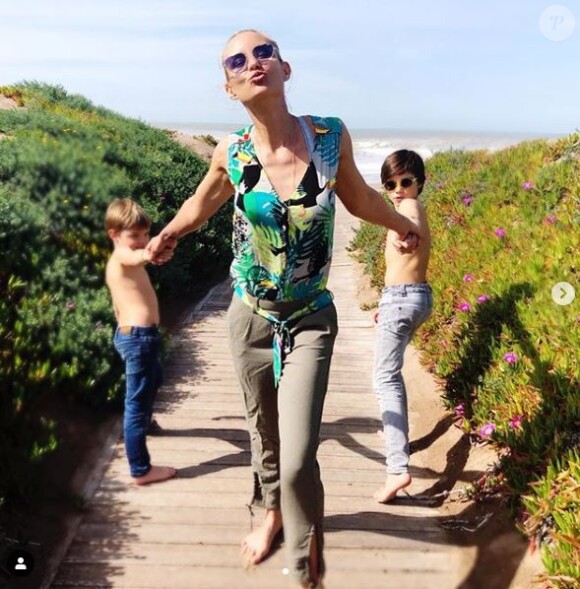 Elodie Gossuin partage des photos de sa famille (Bertrand, son mari et ses 4 enfants) sur son compte Instagram.