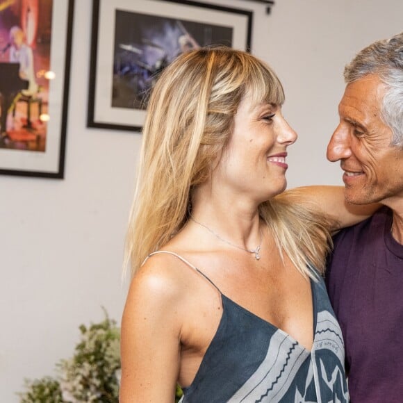 Exclusif - Melanie Page et Nagui dans les loges à la fin de la représentation de la pièce "Le temps qui reste" lors du Festival de Ramatuelle. Le 2 août 2019 © Cyril Bruneau / Festival de Ramatuelle / Bestimage