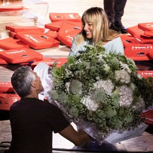 Exclusif - Nagui offre des fleurs à sa femme Mélanie Page à la fin de la représentation de la pièce "Le temps qui reste" lors du Festival de Ramatuelle. Le 2 août 2019 © Cyril Bruneau / Festival de Ramatuelle / Bestimage