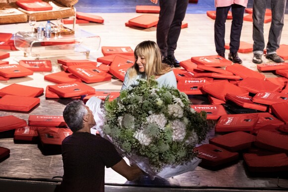 Exclusif - Nagui offre des fleurs à sa femme Mélanie Page à la fin de la représentation de la pièce "Le temps qui reste" lors du Festival de Ramatuelle. Le 2 août 2019 © Cyril Bruneau / Festival de Ramatuelle / Bestimage