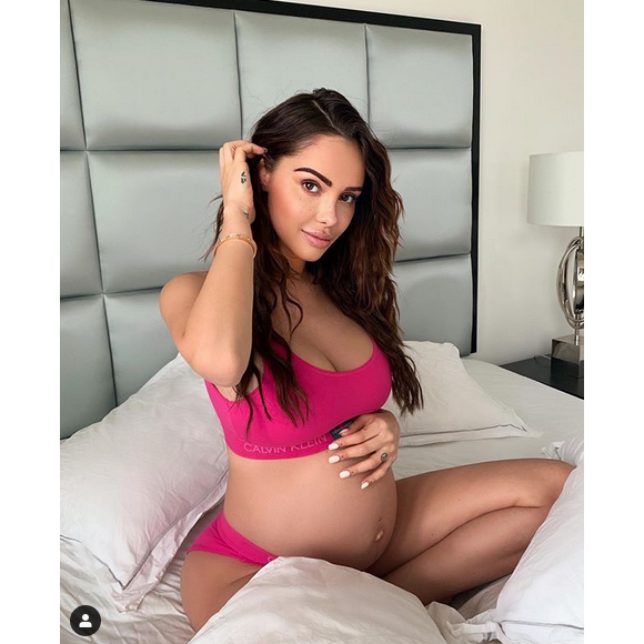 Nabilla Benattia enceinte, pose en sous-vêtements roses. Août 2019.