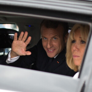 Emmanuel Macron, président de la République Française, et la Première dame Brigitte Macron vont saluer la foule à la fin du 139ème défilé militaire du 14 juillet, jour de Fête Nationale, sur les Champs-Elysées. Paris, le 14 juillet 2019.