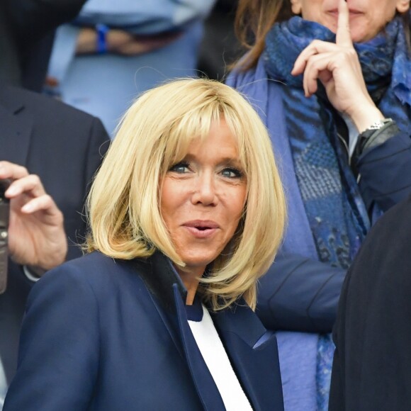 Le président de la république Emmanuel macron et la première dame Brigitte Macron - People dans les tribunes du parc des Princes pour l'ouverture de la coupe du monde féminine de football 2019 (Mondial), opposant la France à la Corée du Sud, Paris le 7 juin 2019. © Pierre Perusseau / Bestimage