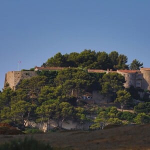 Illustration Fort de Brégançon - Emmanuel Macron à son arrivée au Fort de Brégançon à Bormes les Mimosas. Le 3 août 2018 © L.Boutria-F.Chavaroche / Bestimage