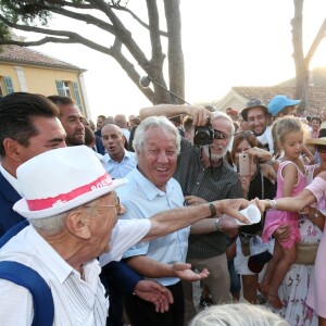 Semi-Exclusif - Brigitte Macron danse avec un vacancier - Le Président de la République Emmanuel Macron et sa femme la Première Dame Brigitte Macron (Trogneux) ont participé à un pot de l'amitié suivi d'un bain de foule sur la place centrale du village de Bormes-les-Mimosas, le 17 août 2018. © Luc Boutria / Nice Matin / Bestimage