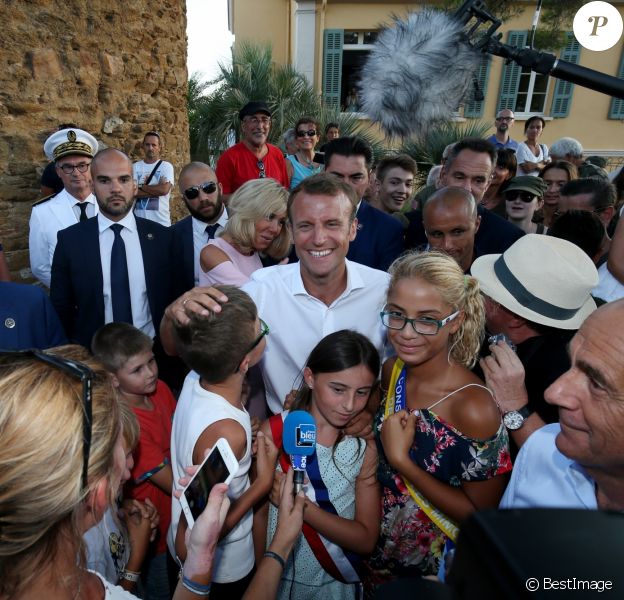 Semi-Exclusif - Jean-Luc Videlaine, préfet du Var, le président Emmanuel Macron et sa femme Brigitte, François Arizzi, maire de Bormes-les-Mimosas - Le Président de la République Emmanuel Macron et sa femme la Première Dame Brigitte Macron (Trogneux) ont participé à un pot de l'amitié suivi d'un bain de foule sur la place centrale du village de Bormes-les-Mimosas, le 17 août 2018. © Luc Boutria / Nice Matin / Bestimage