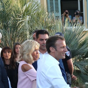 Semi-Exclusif - Jean-Luc Videlaine, préfet du Var, le président Emmanuel Macron et sa femme Brigitte - Le Président de la République Emmanuel Macron et sa femme la Première Dame Brigitte Macron (Trogneux) ont participé à un pot de l'amitié suivi d'un bain de foule sur la place centrale du village de Bormes-les-Mimosas, le 17 août 2018. © Luc Boutria / Nice Matin / Bestimage