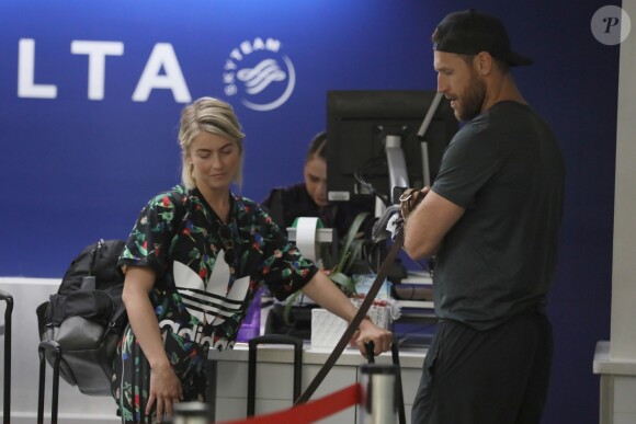 Exclusif - Julianne Hough et son mari Brooks Laich à l'aéroport de Los Angeles, le 3 août 2019.