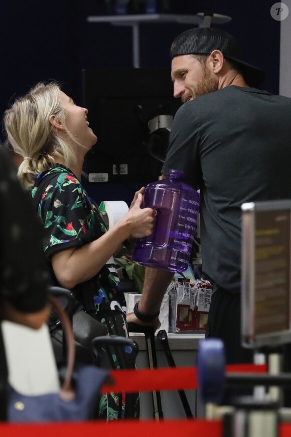 Exclusif - Julianne Hough et son mari Brooks Laich à l'aéroport de Los Angeles, le 3 août 2019.