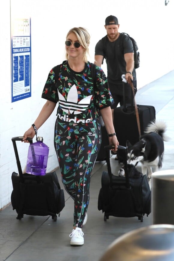 Exclusif - Julianne Hough et son mari Brooks Laich à l'aéroport de Los Angeles, le 3 août 2019.