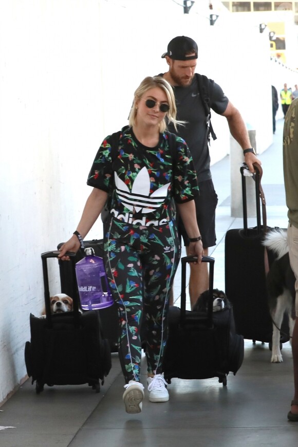 Exclusif - Julianne Hough et son mari Brooks Laich à l'aéroport de Los Angeles, le 3 août 2019.