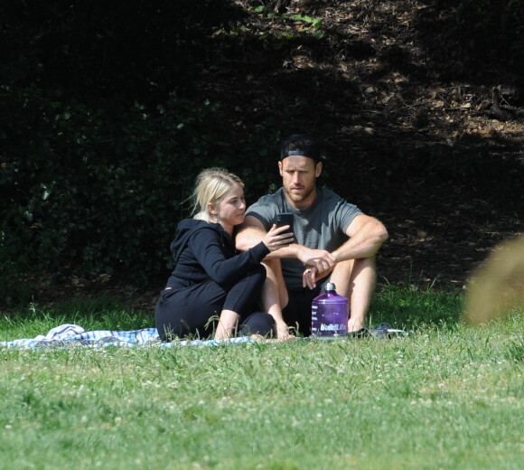 Exclusif - Julianne Hough câline et embrasse son mari Brooks Laich lors d'une balade romantique avec leurs chiens sous le soleil de Los Angeles, le 28 mai 2019.