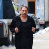 Danny Trejo lit le journal dans les rues de New York. L'acteur est actuellement sur le tournage de la série Blue Bloods dans le quartier de Astoria. Le 6 mars 2019