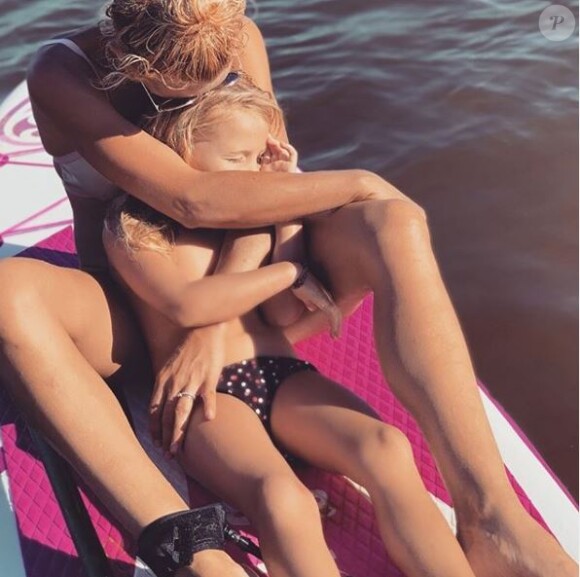 Elodie Gossuin partage des photos de sa famille (Bertrand, son mari et ses 4 enfants) sur son compte Instagram (août 2019).