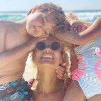 Elodie Gossuin : La séance câlins (adorable) avec ses enfants sur la plage