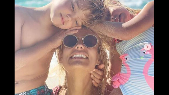 Elodie Gossuin : La séance câlins (adorable) avec ses enfants sur la plage