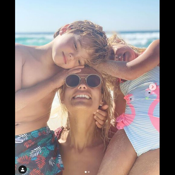 Elodie Gossuin avec ses enfants en vacances dans les Landes le 8 août 2019.