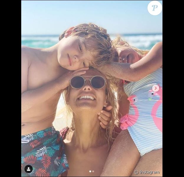 Elodie Gossuin avec ses enfants en vacances dans les Landes le 8 août 2019.