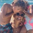 Elodie Gossuin avec ses enfants en vacances dans les Landes le 8 août 2019.