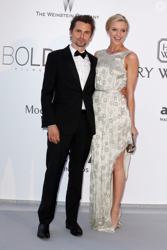 Fiançailles - Matt Bellamy se fiance pour la troisième fois - Matthew Bellamy (du groupe Muse) et sa nouvelle compagne Elle Evans - Photocall de la soirée "22nd edition of AmfAR's Cinema Against AIDS" Gala à l'hôtel de l'Eden Roc au Cap d'Antibes le 21 mai 2015, lors du 68ème festival du film de Cannes.