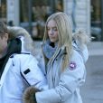 Matt Bellamy et sa compagne Elle Evans se promènent à Aspen le 28 décembre 2017.