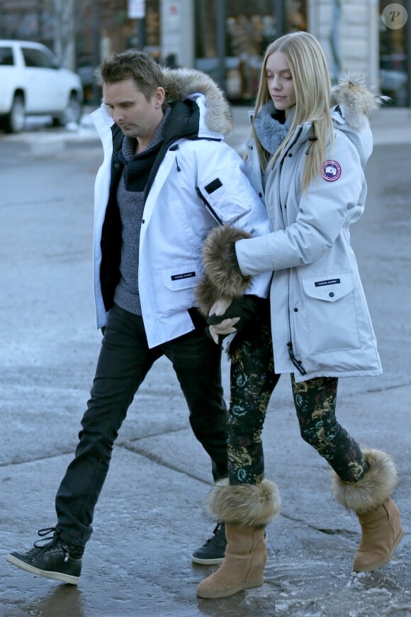 Matt Bellamy et sa compagne Elle Evans se promènent à Aspen le 28 décembre 2017.