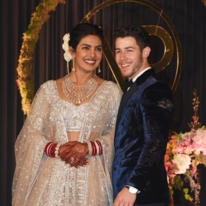 Priyanka Chopra et son mari Nick Jonas arrivent à la reception de leur mariage à New Delhi, Inde, le 4 décembre 2018.