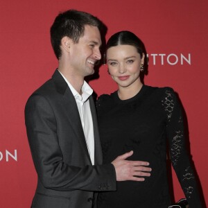 Miranda Kerr (enceinte de son deuxième enfant) et son mari Evan Spiegel à la soirée The Broad & Louis Vuitton Jasper Johns: Something Resembling Truth à Los Angeles, le 8 février 2018
