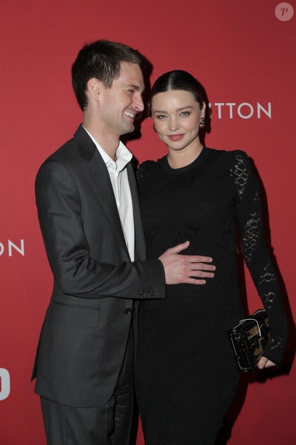 Miranda Kerr (enceinte de son deuxième enfant) et son mari Evan Spiegel à la soirée The Broad & Louis Vuitton Jasper Johns: Something Resembling Truth à Los Angeles, le 8 février 2018