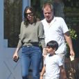 Exclusif - Miranda Kerr est allée manger des glaces en famille avec son fils Flynn et son père John à Brentwood, le 26 mai 2017
